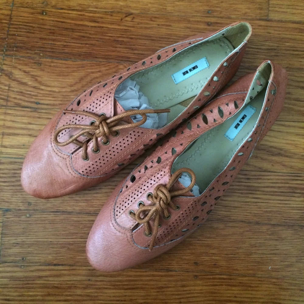 Kimchi Blue Salmon Pink Wingtip Flats US 5